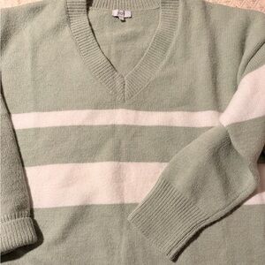 Voy Women’s Large Green and White V-Neck Sweater